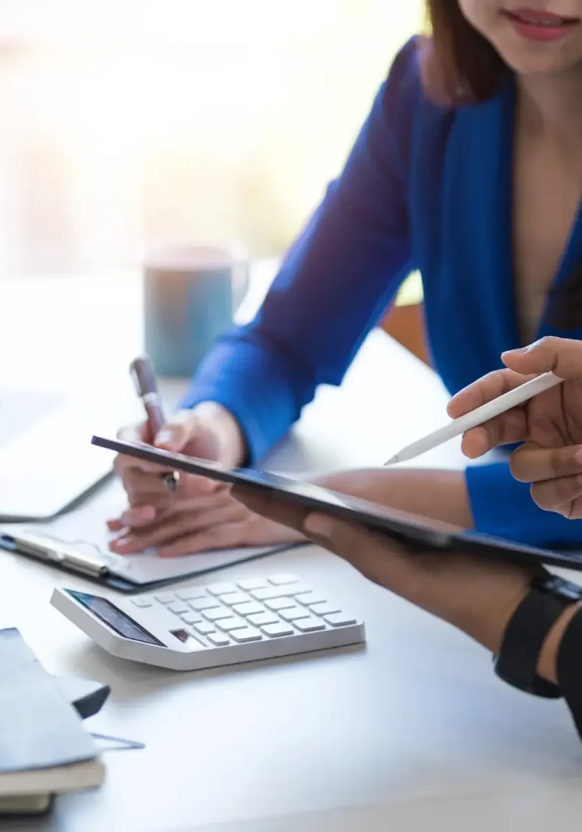 close-up-of-businesspeople-meeting-group-to-discus-2023-11-27-05-28-21-utc-scaled-1